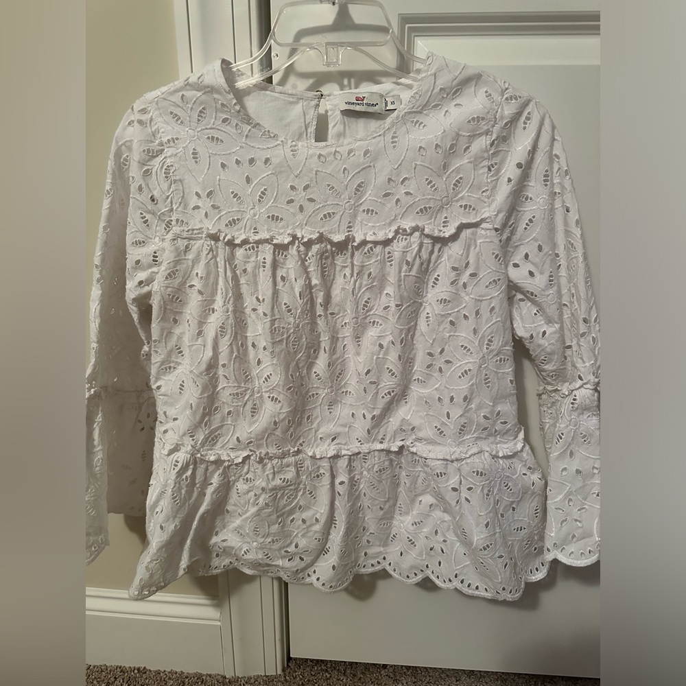 Vineyard Vines White Eyelet top with scalloped edges xs